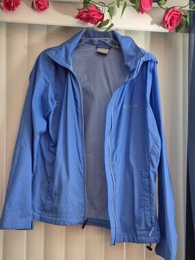 Columbia Womens Windbreaker. SIZE LARGE. GOOD CONDITION!! LIGHT BLUE